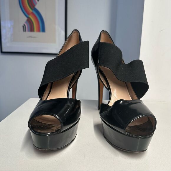 Stuart Weitzman Black Peep Toe Pumps in Polished Black Leather in Size 9 - Picture 4 of 12
